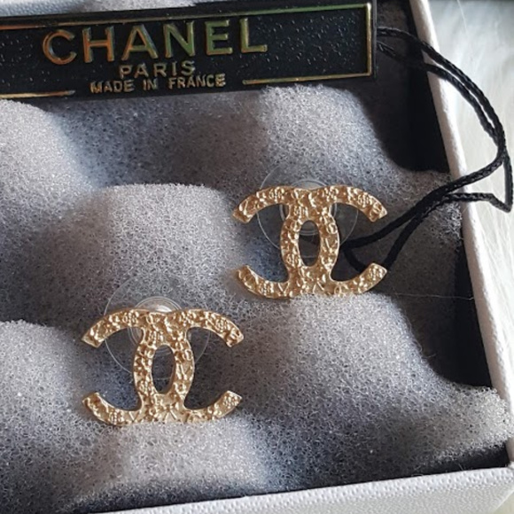 CHANEL Jewelry - Chanel baroque CC earrings, gold.